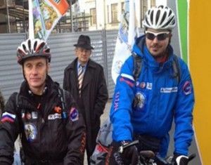 环游世界骑自行车：两个俄罗斯人决定抗议毒品